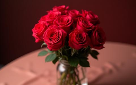 Ramo de rosas rojas vibrantes en un jarrón de cristal